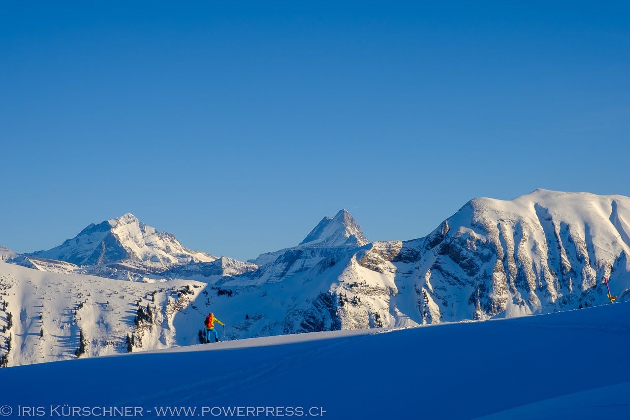 Wetterhorn, Schreckhorn und Augstmatthorn zeigen sich am Horizont.