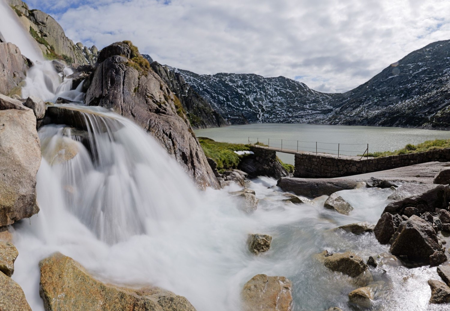A Undrist Juchli, ce ruisseau de montagne se jette dans le lac de Grimsel.