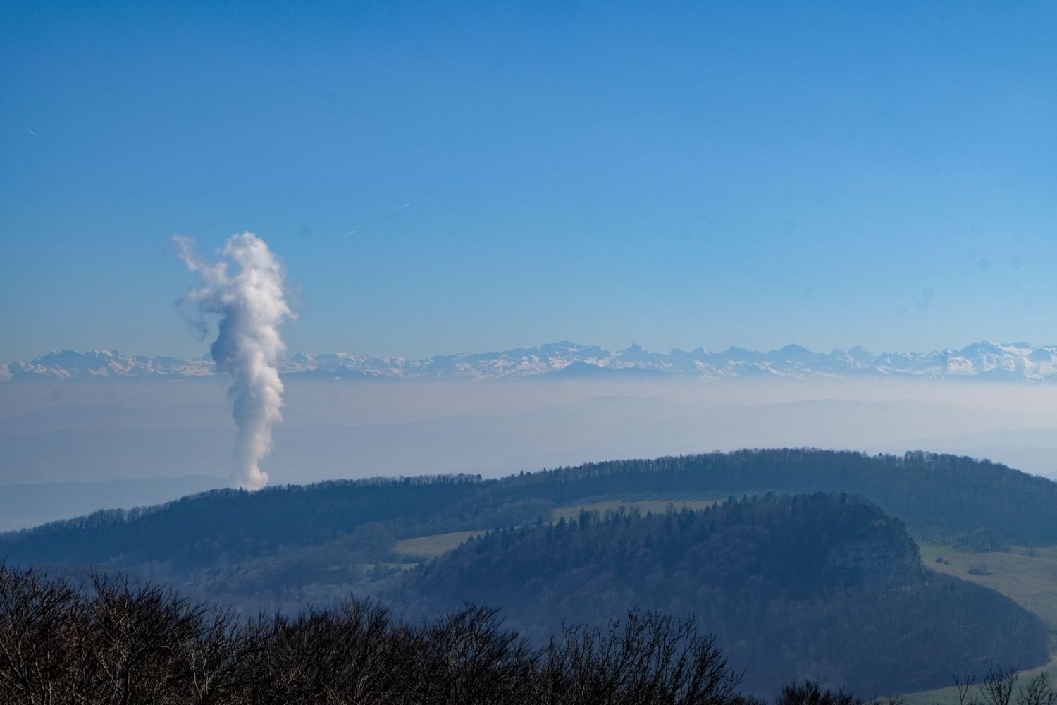 Atomkraftwerke als Orientierungshilfe. Im Bild die Wasserdampfsäule des AKWs Leibstadt.