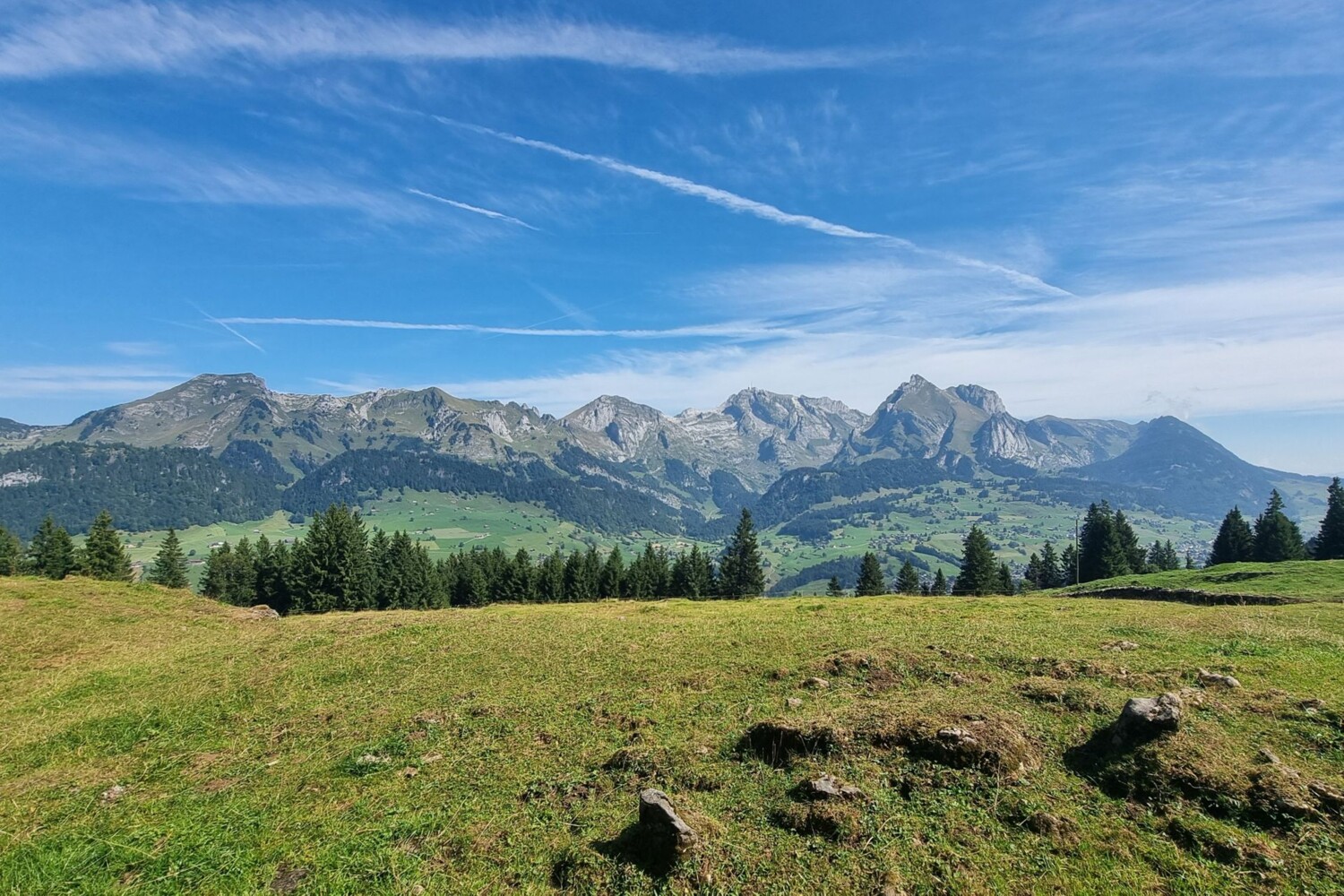 Die Churfirsten im Blick – die mächtige Bergkulisse begleitet den gesamten Klangweg.