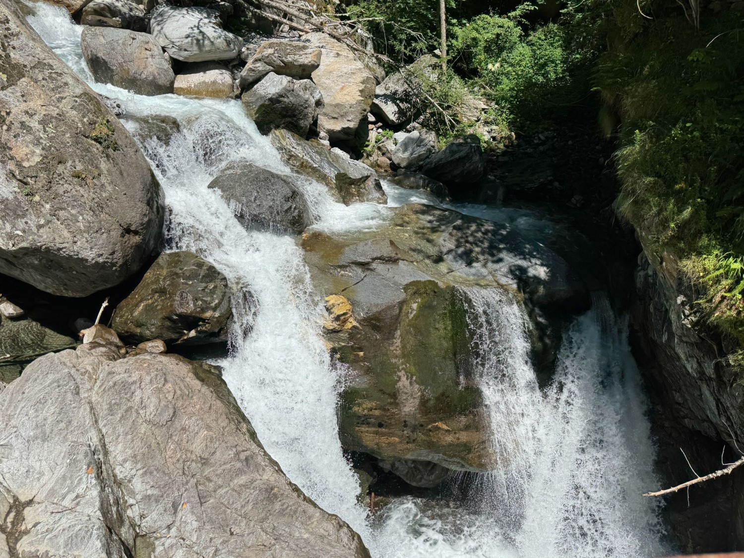 Eindrucksvoller Blick auf den Wildbach Rovana
