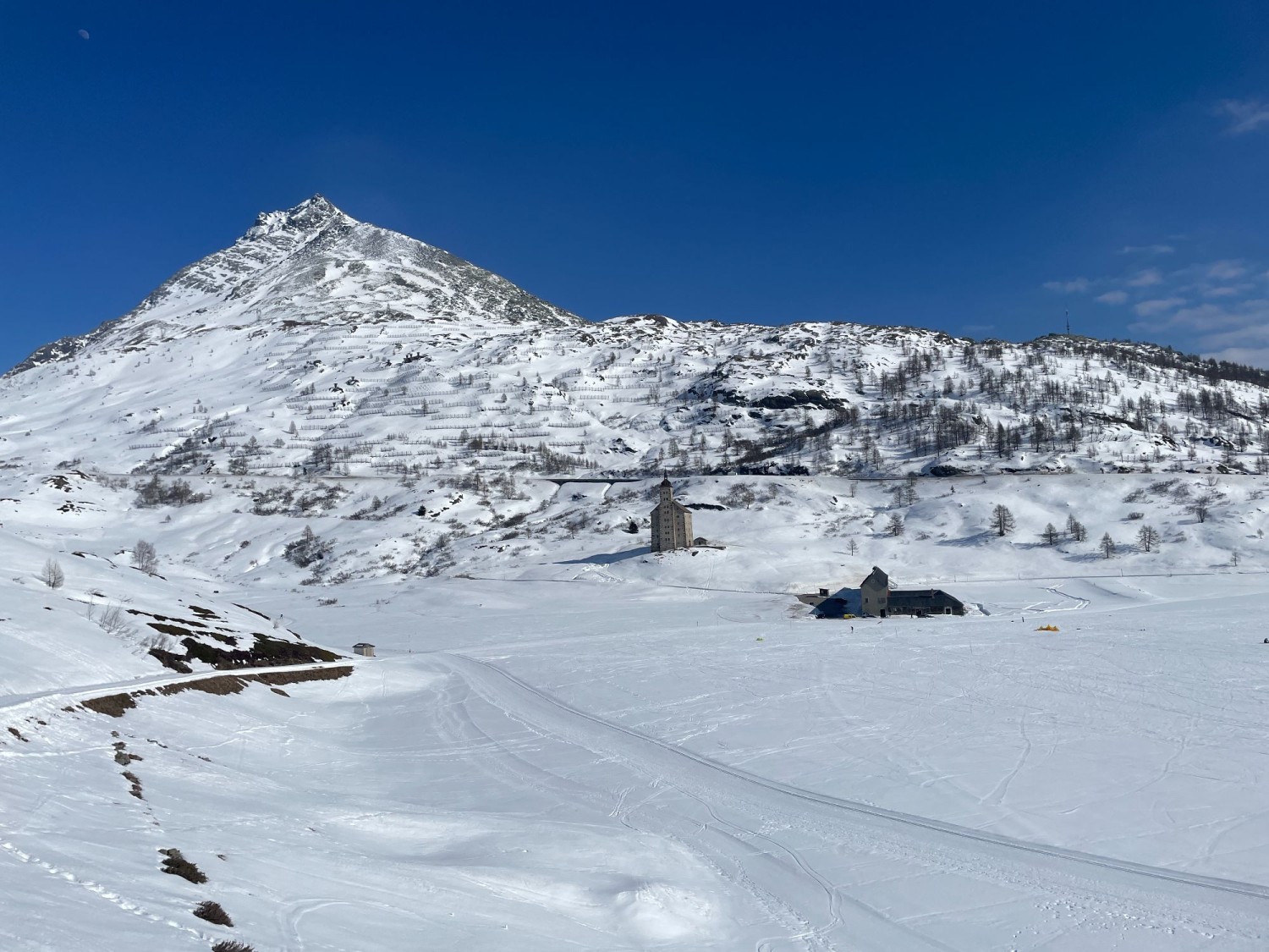 Das Alte Spittel, rechts davon das Barralhaus. Darüber das Hübschhorn.