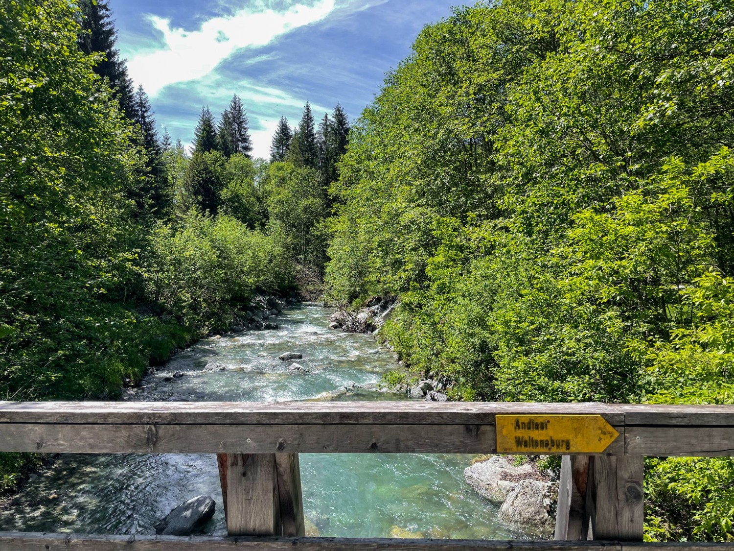 Auf einer Holzbrücke überquert man den Schmuér