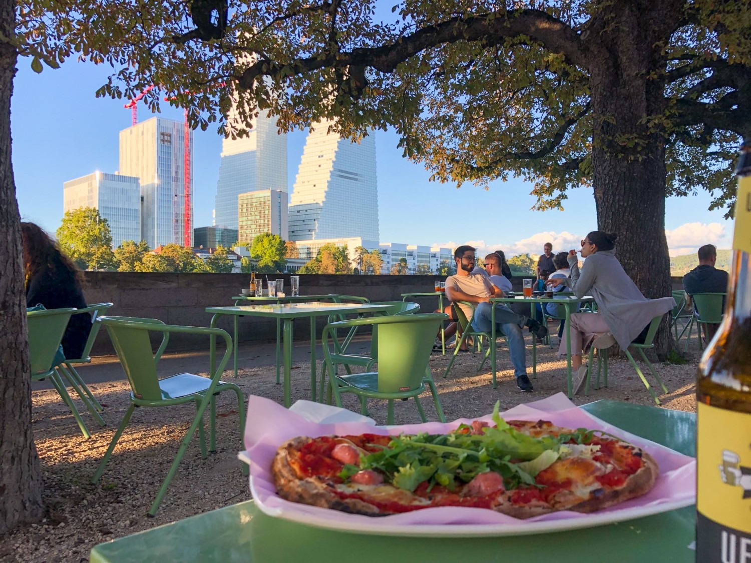 Sommer-Buvette bei Letziturm mit Blick auf Rhein und Roche-Türme