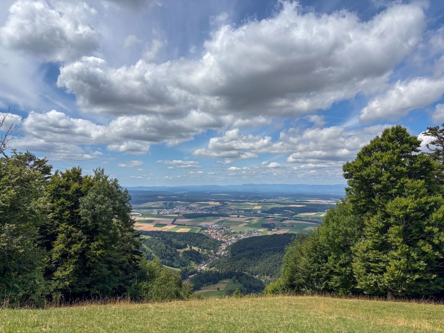 Zur Linken fällt der Blick auf die grüne Ajoie und das benachbarte Frankreich mit den Vogesen.