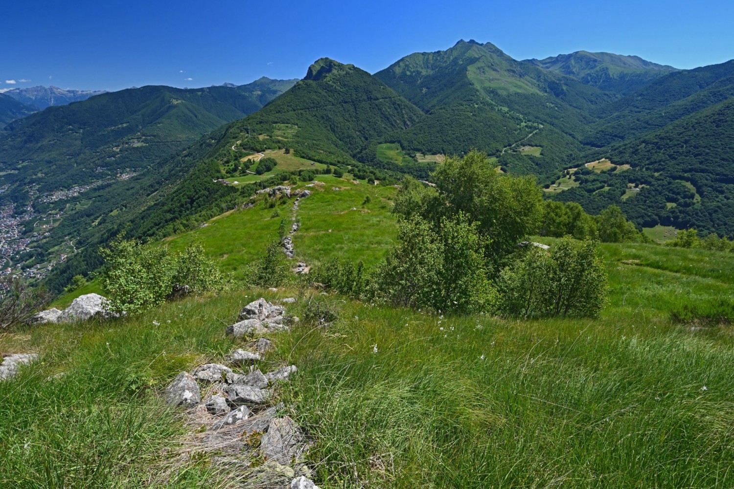 Aussicht vom Mattro in Richtung Osten zum Pizzo di Corgella.