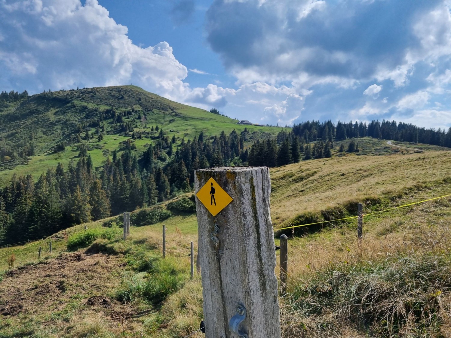 Blick auf La Berra, von wo es mit dem Sessellift wieder talwärts geht.