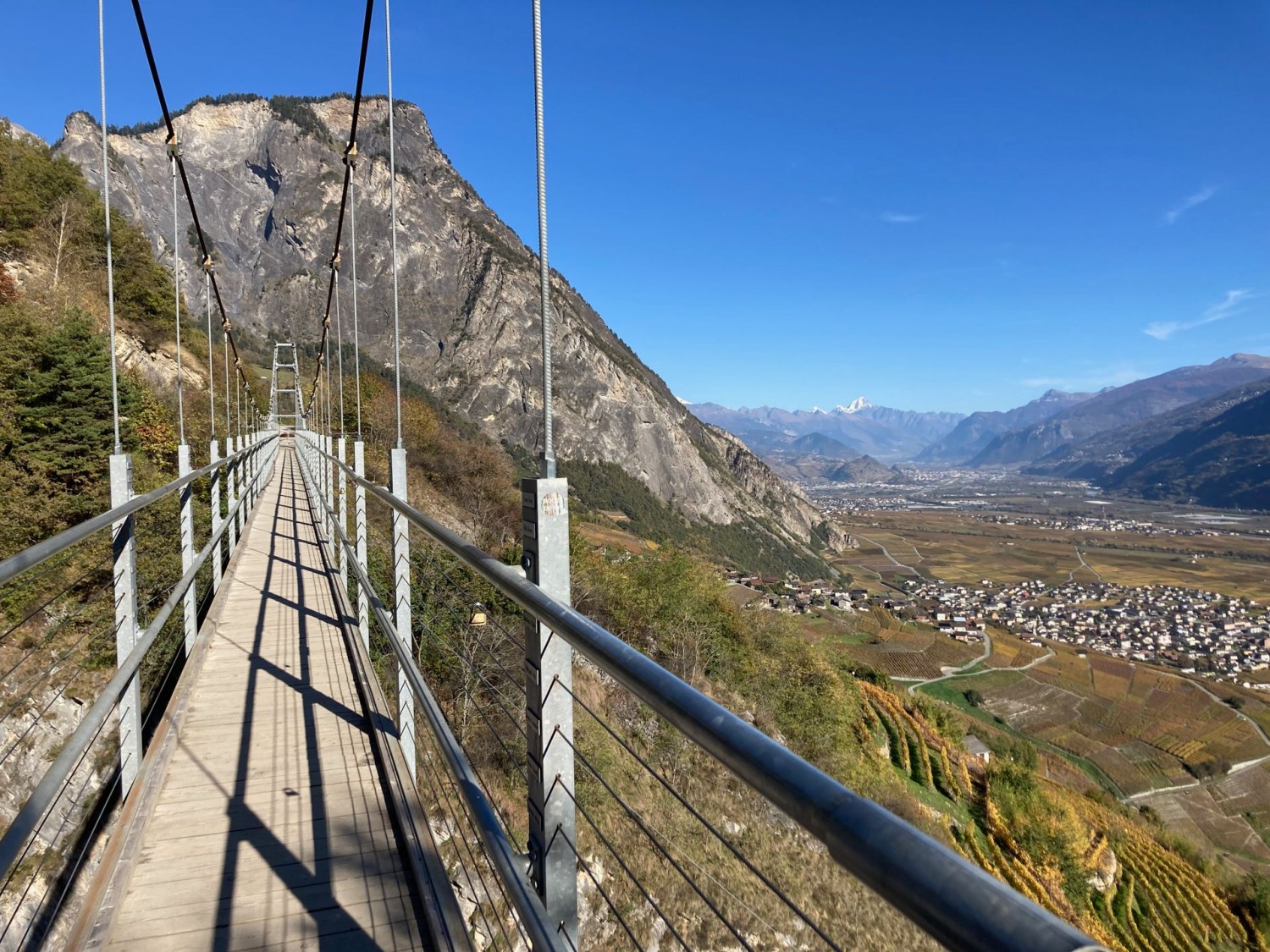 Vogelblick von der Passerelle à Farinet über das Rhonetal.