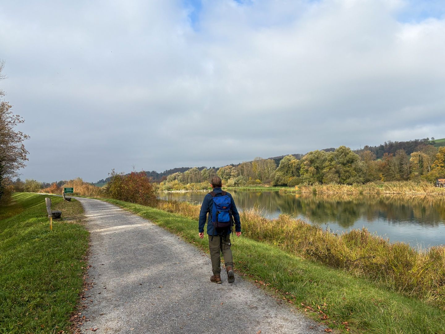 Kurz nach Rottenschwil führt der Wanderweg auf einem Damm durch die Reussebene.