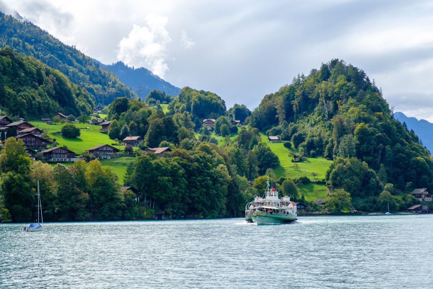 Von Iseltwald geschieht die schönste Rückreise mit dem nostalgischen Schaufelraddampfer «Lötschberg».